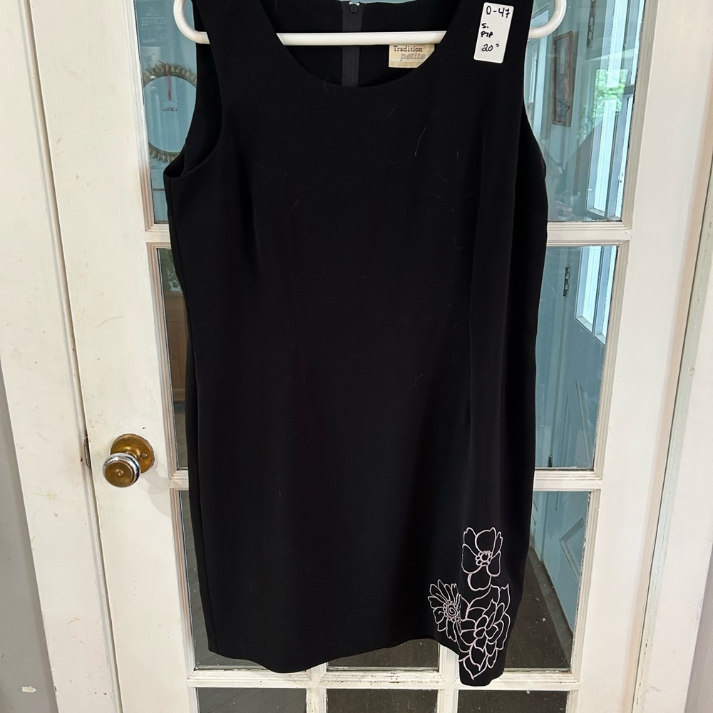 Elegant Black Sleeveless Dress with Floral Detail